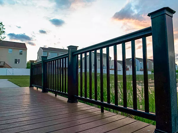 なぜ金属製の手すりが不可欠な「安全柵」なのでしょうか?