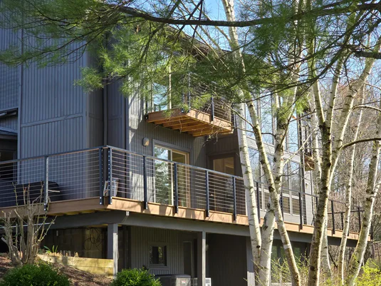 安全性とコンプライアンスを確保するためにケーブル手すりを張る方法