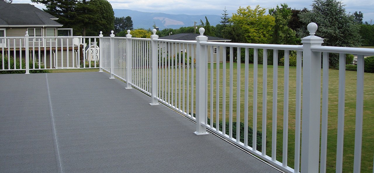 長期的な性能を維持するために金属手すりを適切に掃除するにはどうすればよいですか?