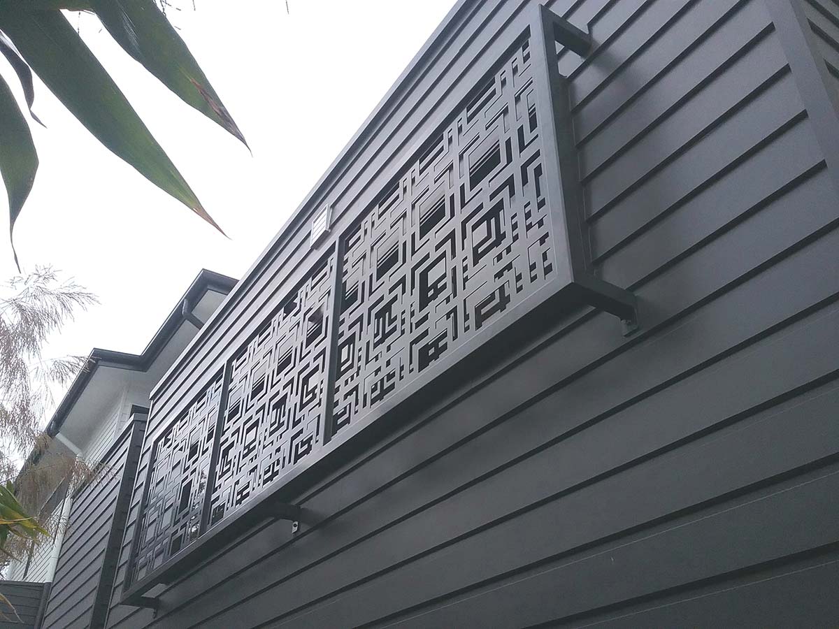 現代のアウトドアリビングに適した屋外プライバシースクリーンの選び方