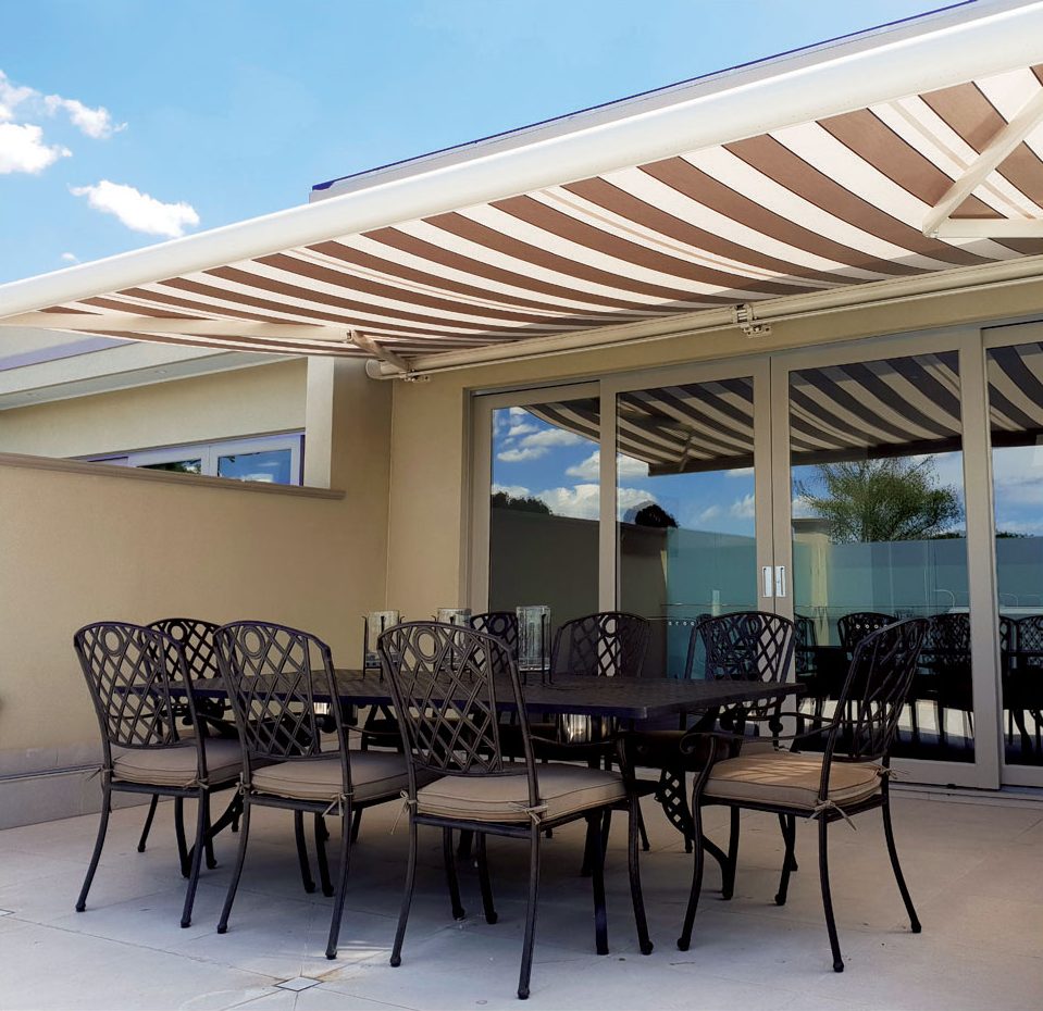 オープンカセットオーニングとクローズドカセットオーニングの違いは何ですか?