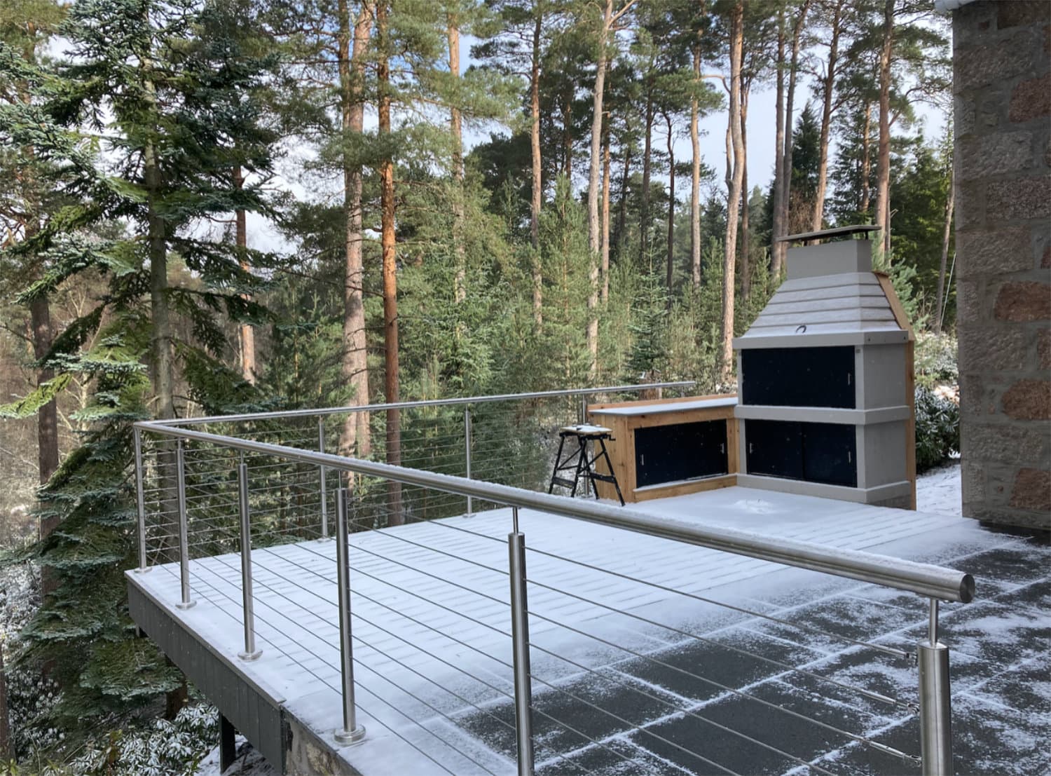 デッキケーブル手すりの取り付け方法は？