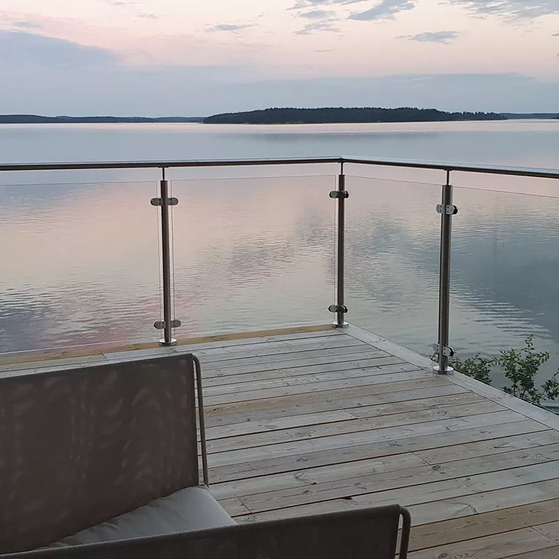 ガラスのバルコニー手すり