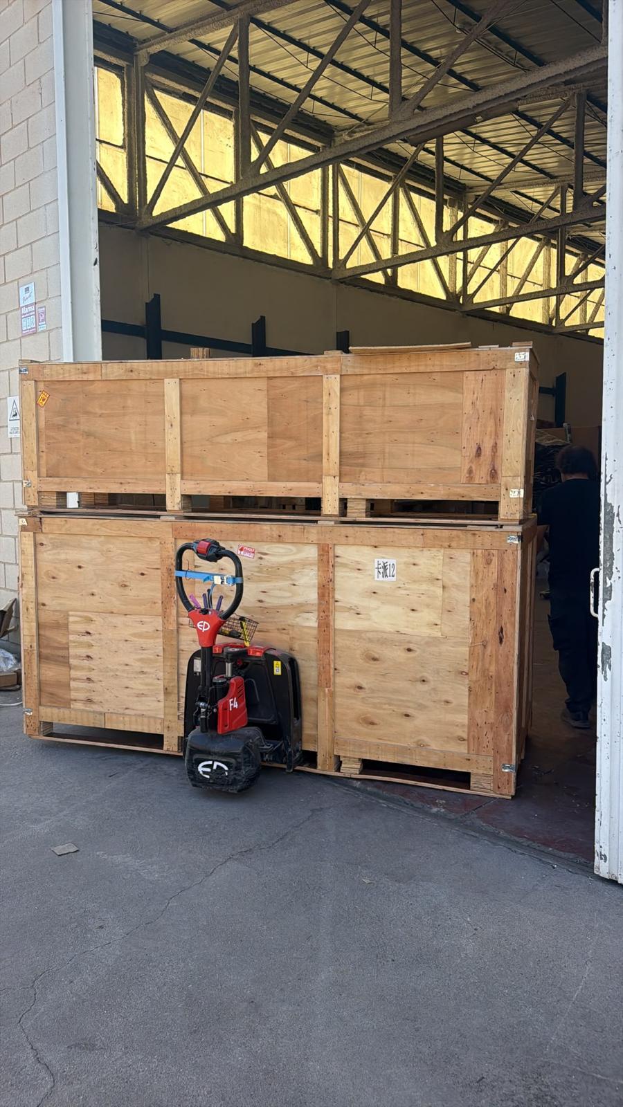 Wooden pallet packaging for aluminum pergola shipment